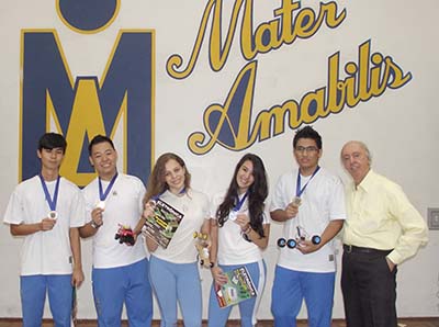 Figure 1 – Students in Colegio Mater Amabilis receiving their prizes (2012)
Figure 1 – Students in Colegio Mater Amabilis receiving their prizes (2012)